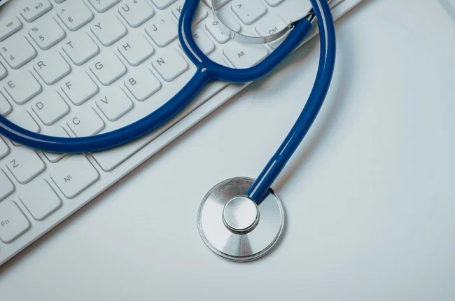 Estetoscópio sobre teclado