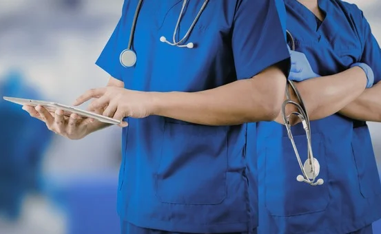 Médicos com tablet